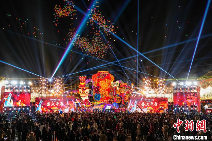 當(dāng)晚，上千民眾在大同市華嚴(yán)廣場參加“大同年大不同”新春系列活動啟動?！∥淇〗?攝