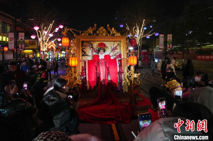 名為《畫中人》的行為藝術(shù)作品。　武俊杰 攝