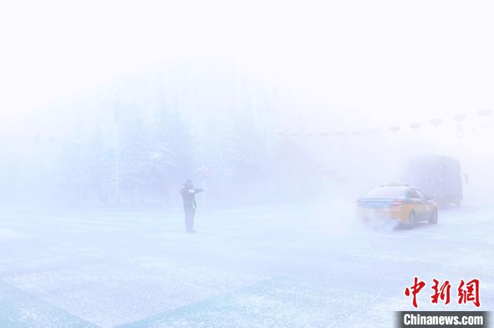 交警在冰霧中指揮交通?！『麓髴c 攝