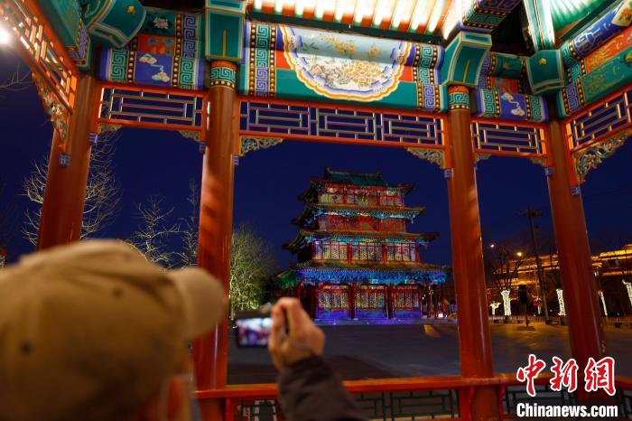 北京地標(biāo)建筑“點(diǎn)靚”新年燈光秀?！?lt;a target='_blank' href='/'>中新社</a>記者 富田 攝