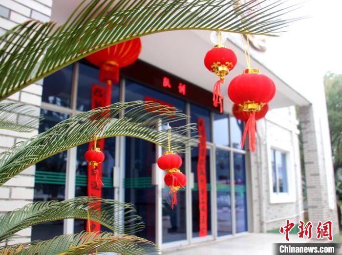 武警金華支隊(duì)營(yíng)地張燈結(jié)彩?！」汲袩N 攝