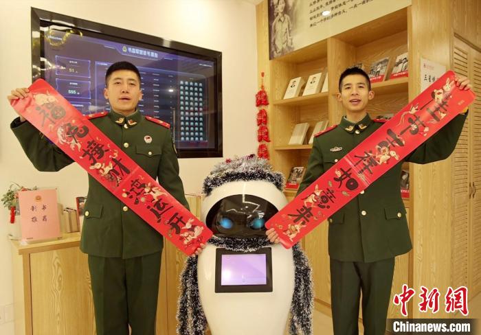 武警金華支隊(duì)官兵展示新春對(duì)聯(lián)?！」汲袩N 攝