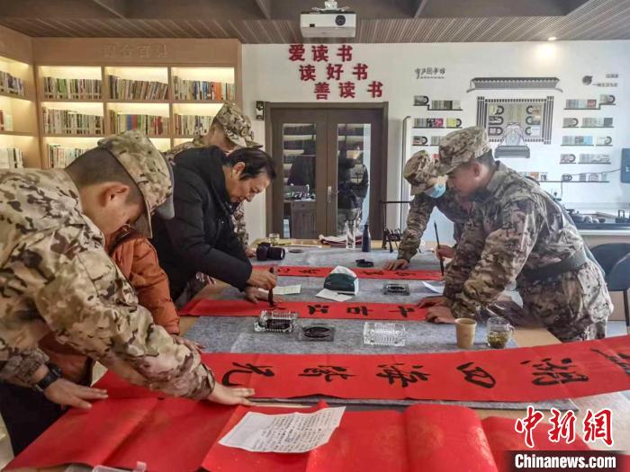 浙江衢州江山市離退休干部與武警衢州支隊(duì)江山中隊(duì)官兵共寫春聯(lián)?！”搴陮?攝