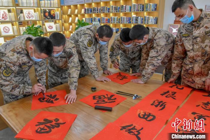 武警衢州支隊(duì)常山中隊(duì)官兵寫“福”字?！”鍢?lè)樂(lè) 攝
