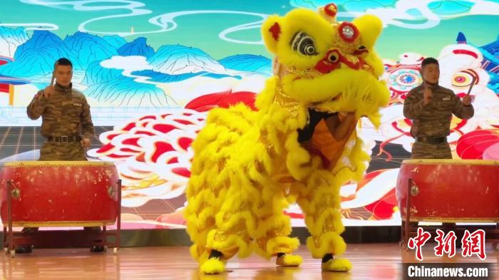 武警衢州支隊(duì)“云春晚”排練現(xiàn)場(chǎng)——武警衢州支隊(duì)機(jī)動(dòng)支隊(duì)官兵帶來(lái)的節(jié)目《男兒當(dāng)自強(qiáng)》?！￡懹顣?攝