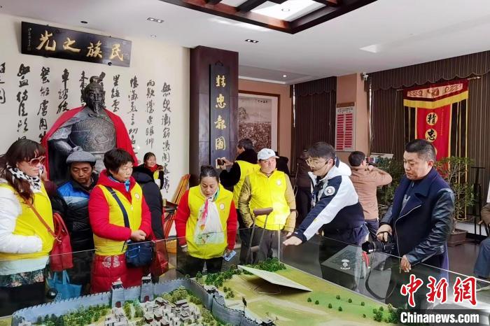 資料圖：岳然(右二)在向參觀人員講解岳飛故事?！『戏适性里w精神傳承研究會供圖