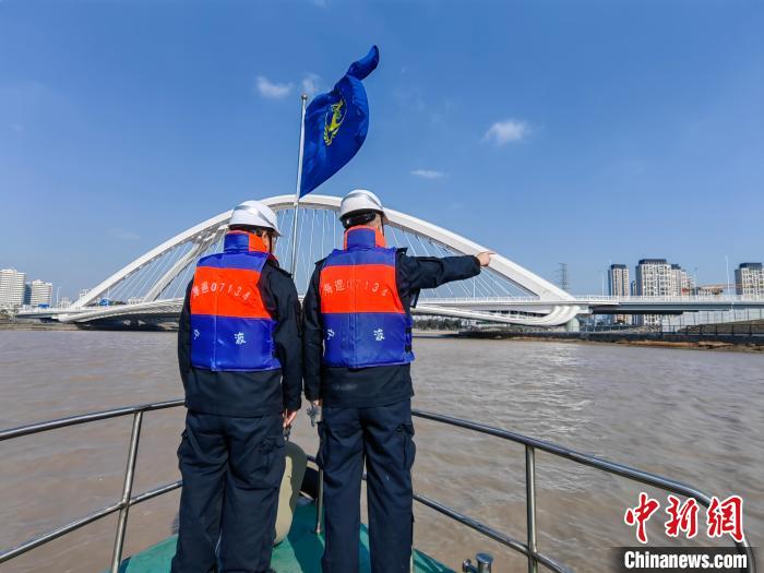 （新春走基層）藏族青年的水上春節(jié)：“格?；ā笔㈤_(kāi)在東海之濱