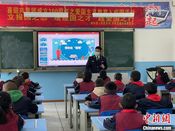 索朗扎西在家鄉(xiāng)上課?！幉êＪ戮止﹫D