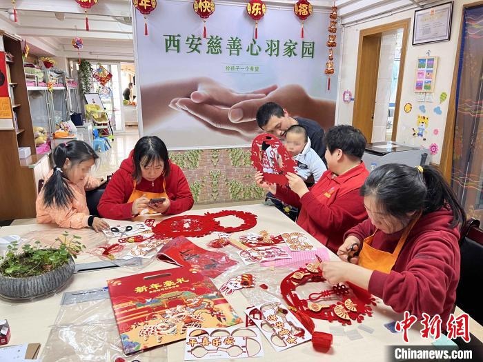 常向陽與患兒及家長體驗剪紙?！∈茉L者供圖