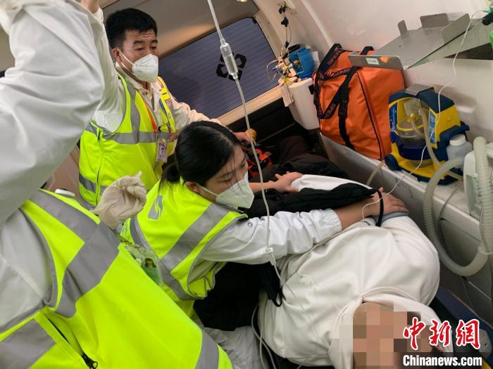 旅客心跳呼吸驟停浦東機(jī)場大年初一上演“生死時速”