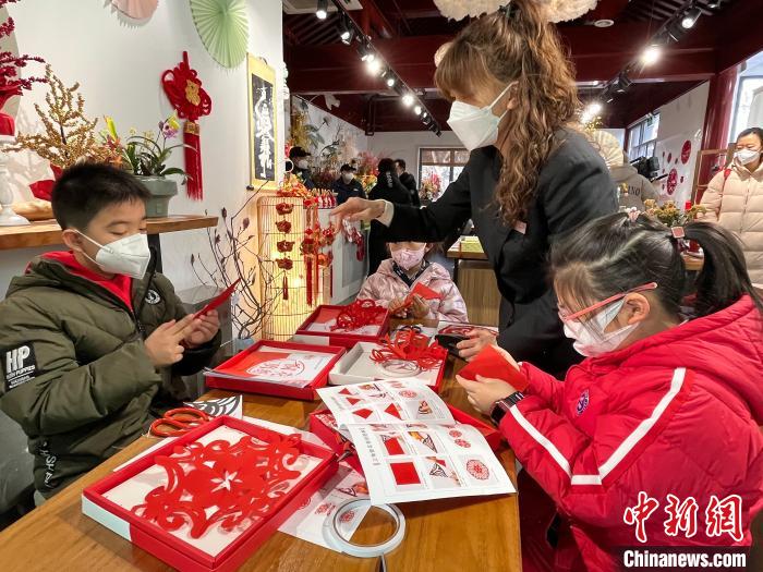 猜燈謎、剪窗花大年初一北京公園年味足