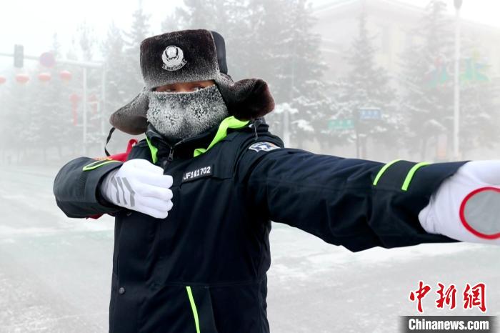 交警提前上道疏導(dǎo)交通?！∩厶炖?攝