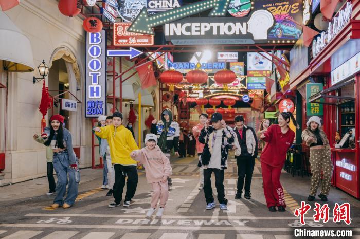 圖為云南民族街舞團為2023年“春暖花開”中印柬蒙四國迎春文藝晚會彩排?！』顒又鬓k方供圖