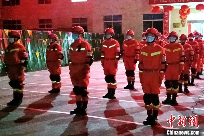 四川森林消防救援力量迅速集結趕赴震區(qū)?！∷拇ㄉ窒栏首沃ш牴﹫D