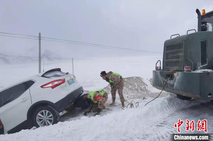 圖為解救車輛?！「吡?攝