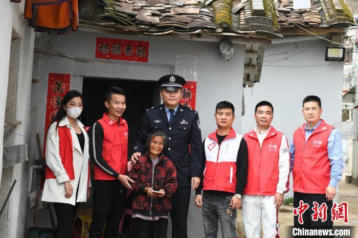 圖為“全國公安機關愛民模范”朱少銘與“賦愛”志愿者們?yōu)楣鹿牙先怂蜕闲麓旱奈繂柡妥８??！埧栖姅z 攝