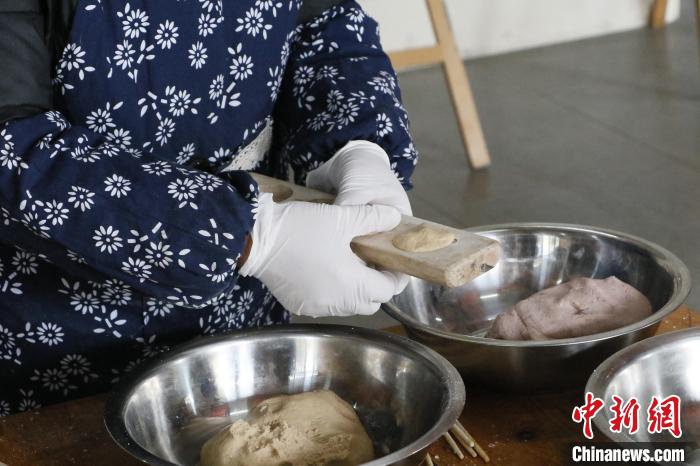 (新春走基層)浙江嘉興62歲“糖糕奶奶”:糖糕的甜就是過年的味道