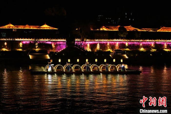 “客來閬中”嘉陵江上實(shí)景演出?！垥詵| 攝