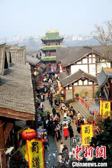 閬中古城街頭人頭攢動(dòng)。　張曉東 攝