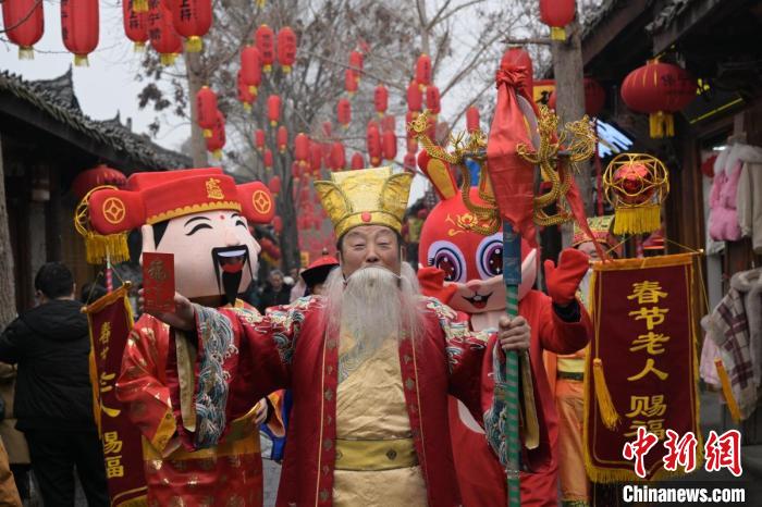 春節(jié)老人拜年?！垥詵| 攝