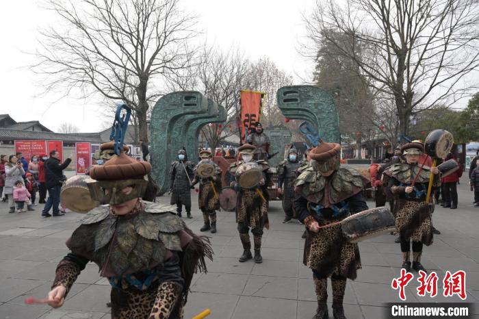 張飛巡城。　張曉東 攝