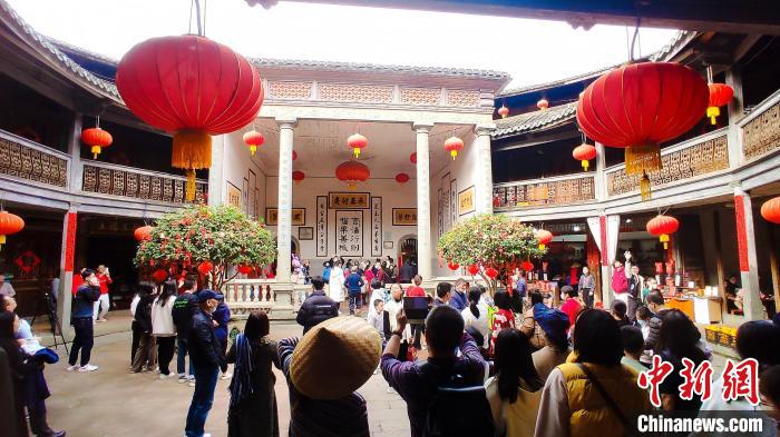 游客在永定土樓體驗(yàn)客家歷史和本土民俗文化。　永定土樓景區(qū)供圖