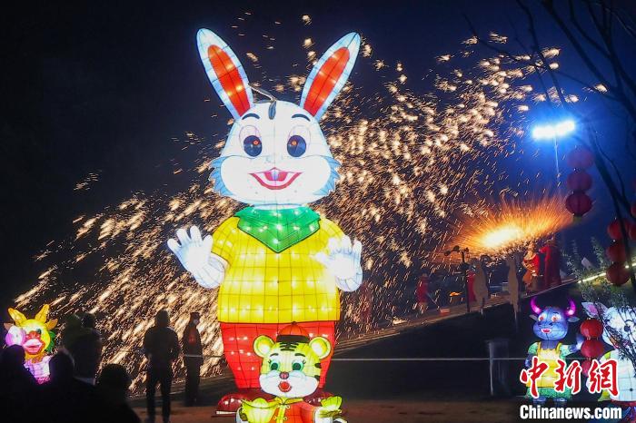 看非遺、逛燈展……市民游客在盱眙趕了一場文化大集。　泱波 攝