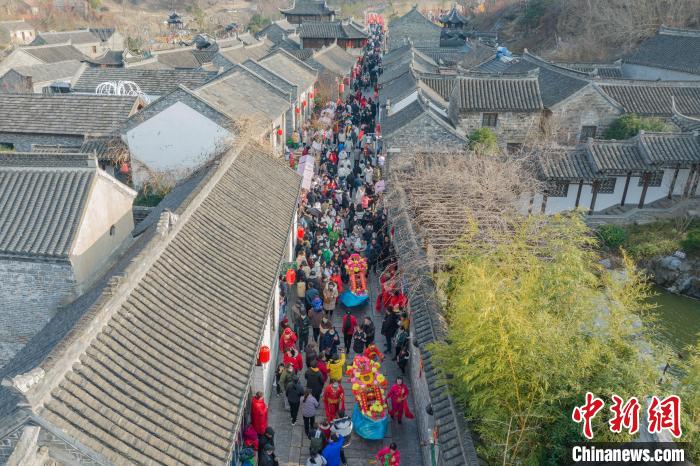 第一山歷史文化街區(qū)處處可見張燈結(jié)彩，人人臉上喜氣洋洋?！°蟛?攝