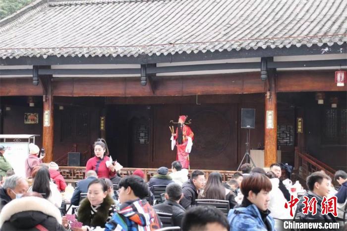 “春倌”趙承忠正在給游客“說春”?！垥詵| 攝