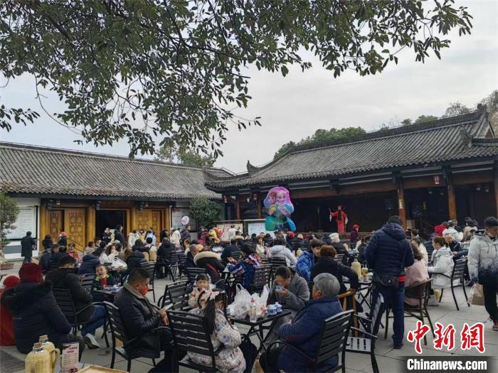 “春倌”趙承忠為游客“說春”?！垥詵| 攝