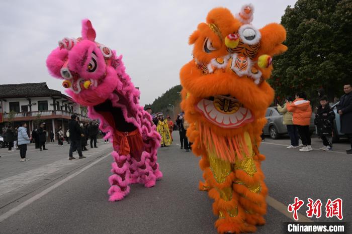 表演舞獅。　張曉東 攝