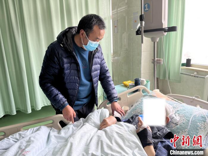 圖為患者在醫(yī)院得到救治?！●R文莉 攝