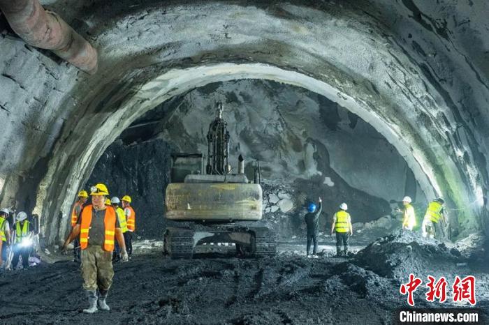 技術(shù)人員正在掌子面現(xiàn)場(chǎng)解決隧道掘進(jìn)中遇到的困難?！⒅铱?攝