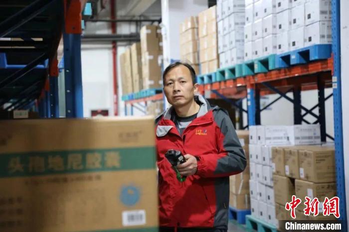 (新春走基層)穩(wěn)供“不打烊” 堅守“醫(yī)”線的“春節(jié)不歸人”