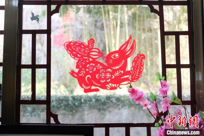 （新春走基層）數百只兔子躍然紙上浙江手藝人“剪”出兔年別樣故事