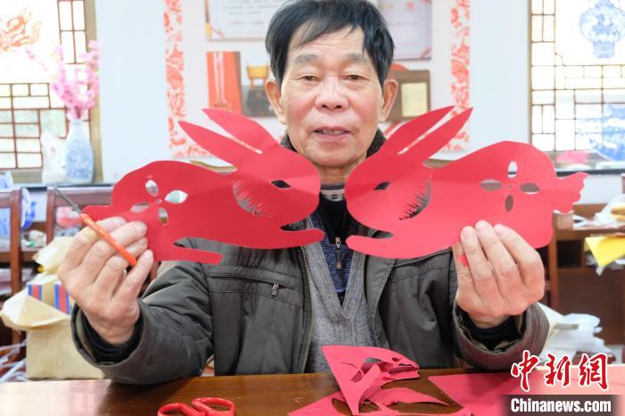 謝才華展示剪的兔子。　林波 攝