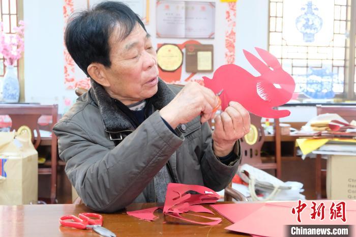 謝才華剪紙現場?！×植?攝