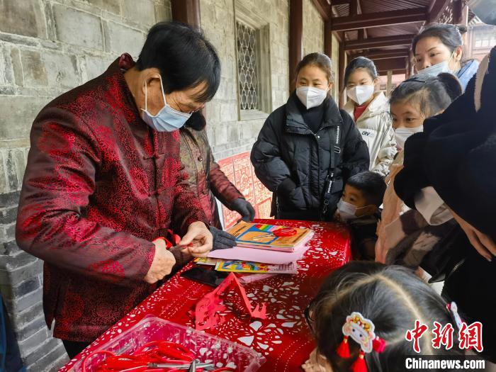 謝才華在天一閣剪紙現場?！⊥跻伶?攝