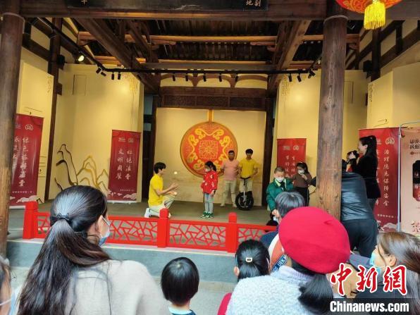 在民俗博物館內(nèi)，福建省雜技團(tuán)演員們表演精彩節(jié)目?！「＝ㄊ‰s技團(tuán)供圖