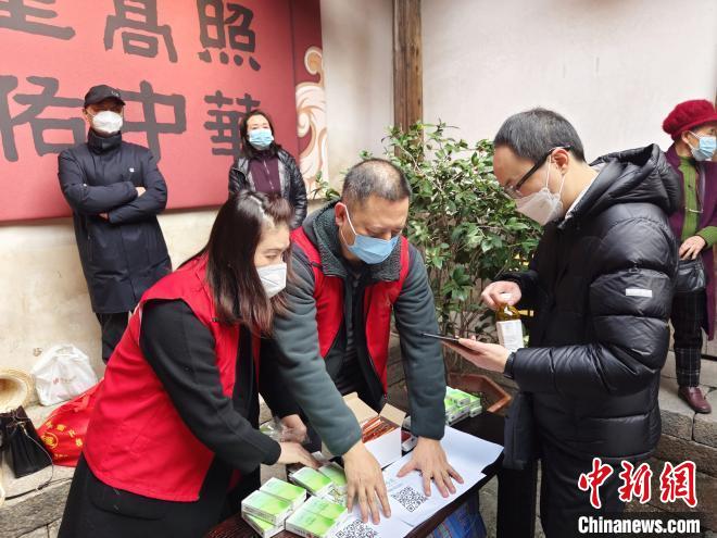 文藝志愿者向群眾發(fā)放“文明旅游安全出行”主題宣傳冊?！「＝ㄊ‰s技團(tuán)供圖