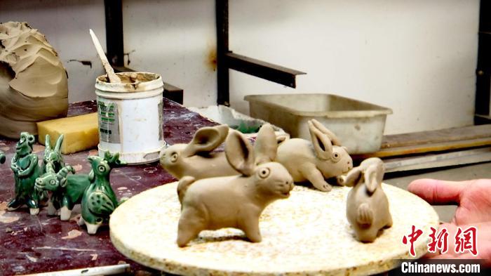 圖為張福高一家捏制的兔子?！『蚊髦?攝