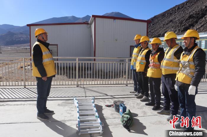 圖為馬智文進行班前分工布置?！?馬生明 攝