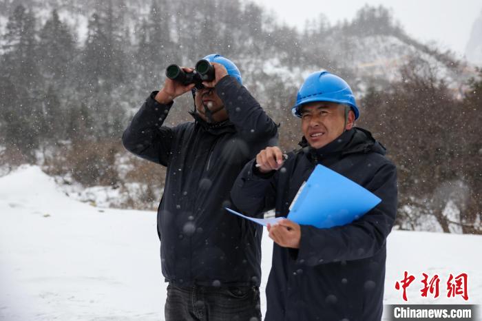 巡線途中對線路情況進行記錄?！±顤|淮 攝