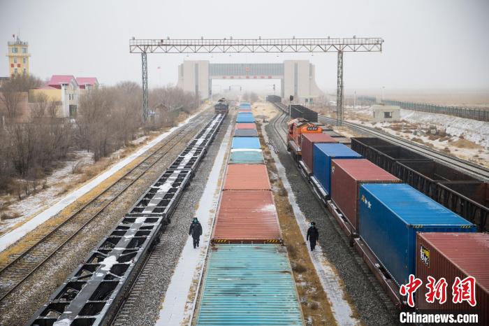 圖為二連出入境邊防檢查站民警節(jié)日期間對(duì)中歐班列進(jìn)行檢查?！」i杰 攝