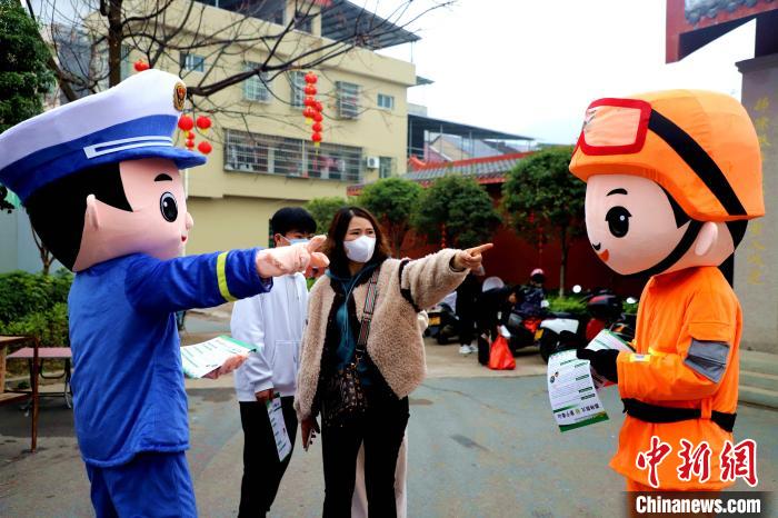 為游客介紹景區(qū)應急場所?！∷竞?攝