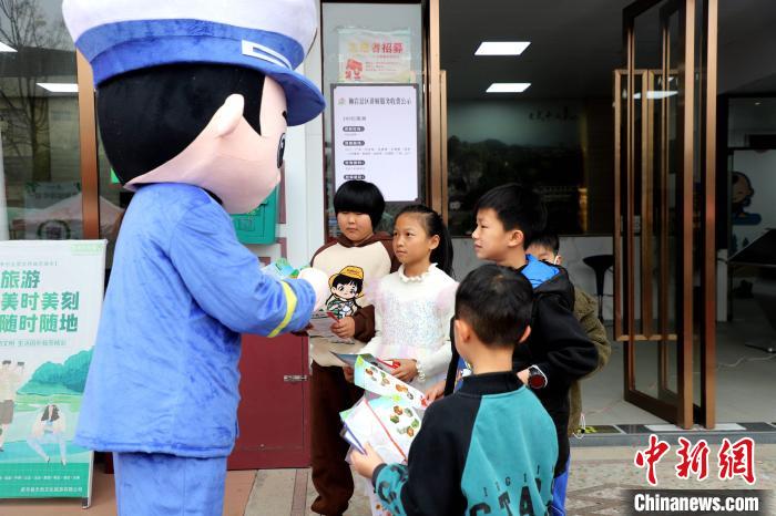 消防員與小朋友熱情互動?！∷竞?攝