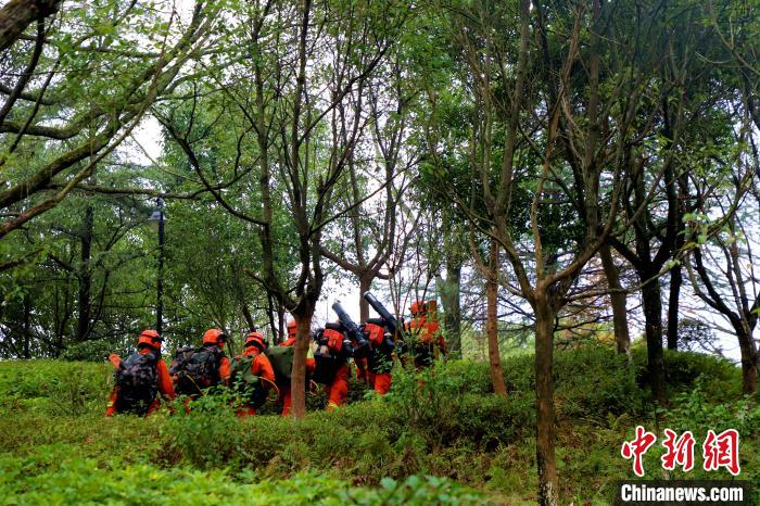 消防員攜裝巡護，及時勸阻野外用火?！∷竞?攝