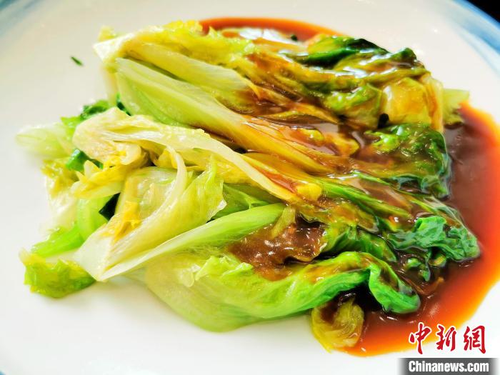 開年飯吃蠔油生菜，寓意“好事生財”?！±顣源?攝