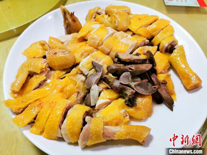 開年飯吃白切閹雞，寓意“大吉大利”。　李曉春 攝