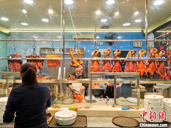 燒鵝、叉燒、燒豬等燒味，是臺山食肆開年飯中最暢銷的部分佳肴?！±顣源?攝